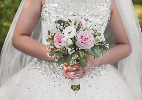 Mãos Noiva Vestido Branco Casamento Seguram Buquê Flores Perto — Fotografia de Stock