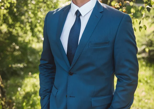 Egy Üzletember Fehér Ingben Kék Öltönyben Nyakkendőben Áll Zsebében Parkban — Stock Fotó