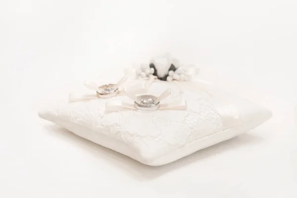 Trauringe Des Brautpaares Auf Einem Weißen Zierkissen Auf Dem Tisch — Stockfoto
