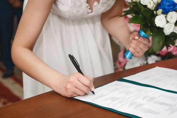 Рука Молодої Дівчини Нареченої Весіллі Ставить Підпис Згоди Шлюб Документі — стокове фото