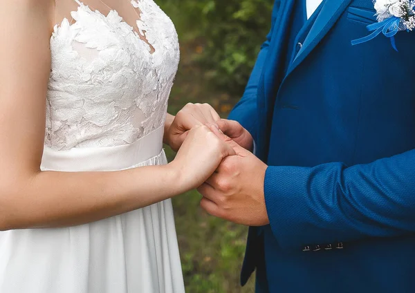 Noivo Terno Azul Mantém Mãos Noiva Vestido Branco Ternura Carinho — Fotografia de Stock