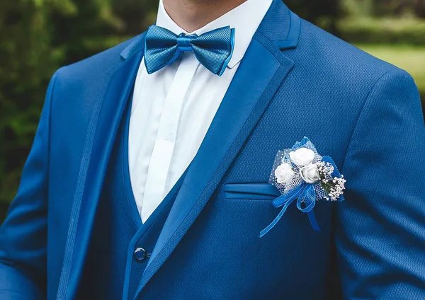 Homem Camisa Branca Fato Azul Com Uma Borboleta Boutonniere Close — Fotografia de Stock