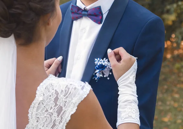 Abraço Noiva Noivo Casamento Homem Terno Azul Camisa Branca Com — Fotografia de Stock