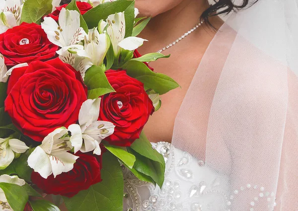 Noiva Vestido Casamento Branco Com Véu Mantém Buquê Belas Flores — Fotografia de Stock