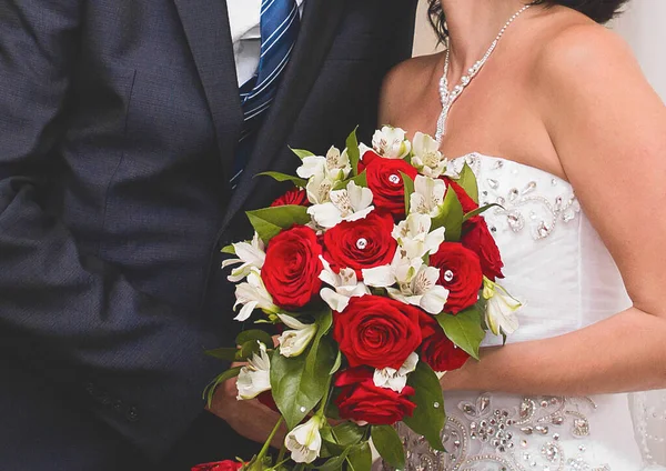 Noiva Noivo Vestido Casamento Branco Mantém Buquê Belas Flores Rosas — Fotografia de Stock