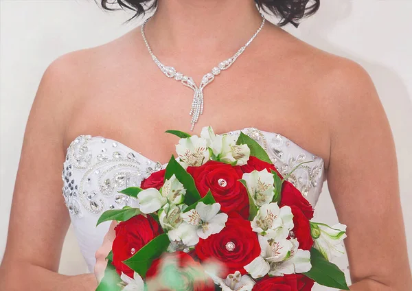白いウェディングドレスの花嫁は 白と赤のバラの美しい花の花束を持っています クローズアップ — ストック写真