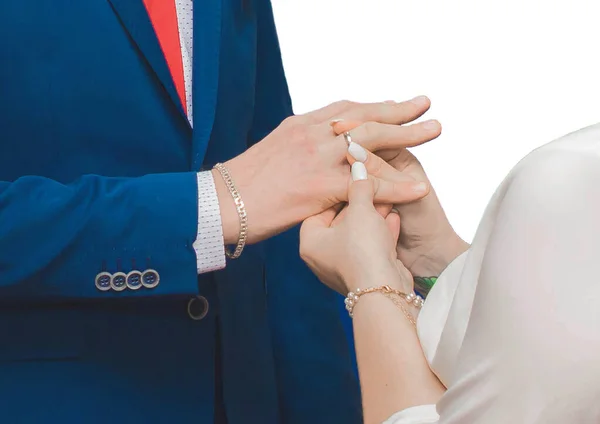 Compartilhando Alianças Casamento Close Casamento Fundo Branco Isolado — Fotografia de Stock