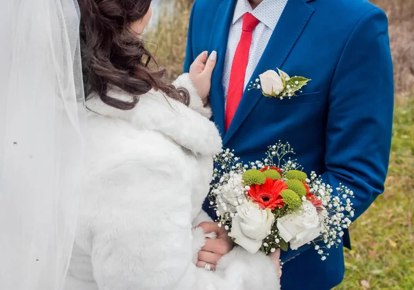 Novia Con Velo Abrigo Blanco Encuentra Frente Novio Traje Azul —  Fotos de Stock