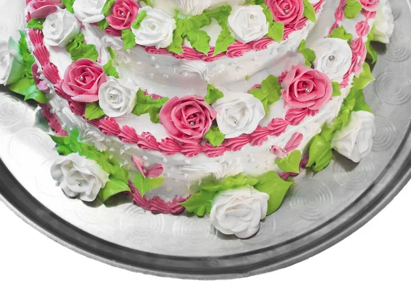 배경에 쟁반에 장미로 장식된 케이크 — 스톡 사진