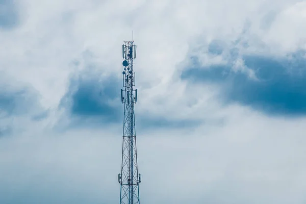 雲のある青空を背景にしたセルタワー通信アンテナ — ストック写真