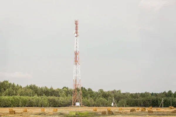 農村部の屋外での移動式セルタワー通信 — ストック写真