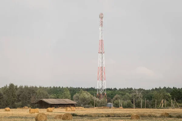 Πύργος Κινητής Τηλεφωνίας Στο Φόντο Ενός Γκρίζου Ουρανού Ανοιχτό Πεδίο — Φωτογραφία Αρχείου