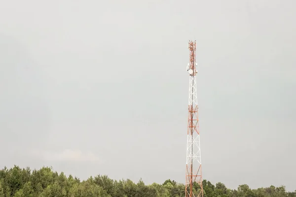 Τηλεπικοινωνιακός Πύργος Κινητής Επικοινωνίας Στο Φόντο Του Γκρίζου Ουρανού Και — Φωτογραφία Αρχείου