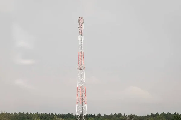 Torre Comunicación Dispositivos Móviles Celulares Con Antenas Fondo Cielo Gris — Foto de Stock