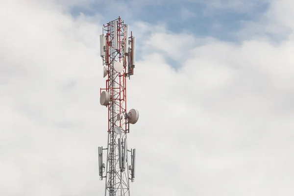 Πύργος Επικοινωνίας Δικτύου Κινητής Τηλεφωνίας Κεραίες Στο Φόντο Του Ουρανού — Φωτογραφία Αρχείου