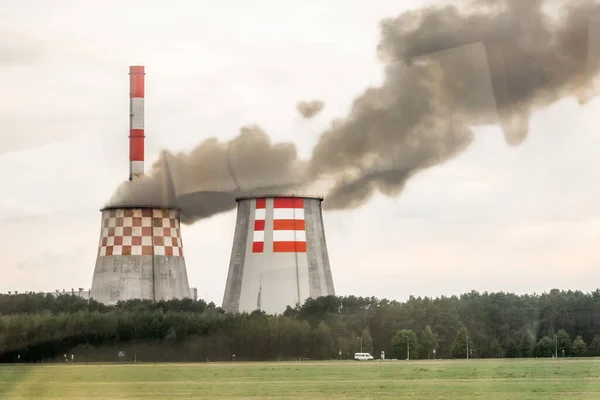 Humo Acre Gris Sucio Libera Torre Enfriamiento Una Empresa Industrial —  Fotos de Stock