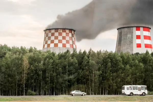 Humo Sucio Libera Torre Enfriamiento Planta Industrial Contamina Medio Ambiente —  Fotos de Stock