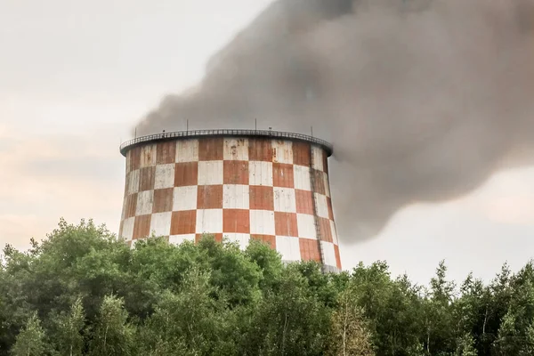 Fumaça Cinza Suja Polui Amosférico Natureza Que Destaca Torre Resfriamento — Fotografia de Stock