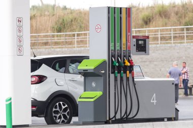 Belarus, Gomel bölgesi - 21 Ağustos 2020: Benzin ve benzinle benzin ikmali için taşımacılık sanayii ve servis.