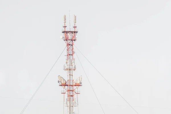 灰色の空を背景とする高高度通信信号の移動アンテナ — ストック写真