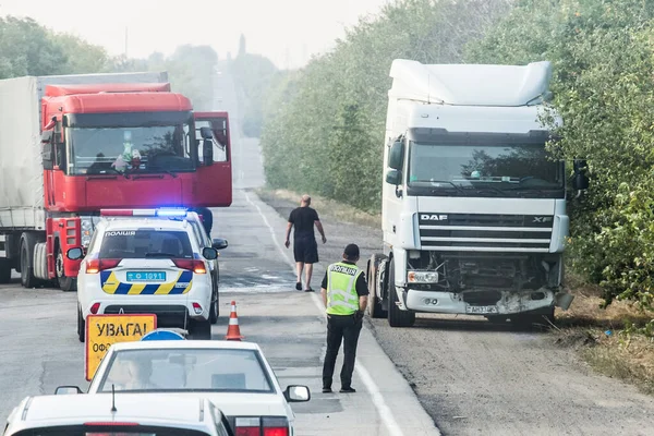Ukrayna, Odessa Bölgesi - 22 Ağustos 2020: Trafik kazasında kamyon kazası.