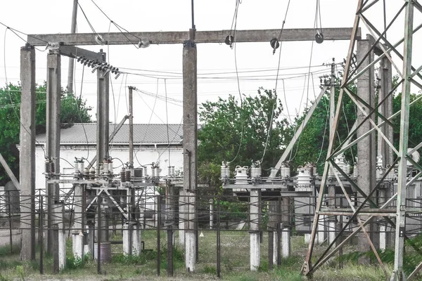 高圧線 危険な発電機を有する電気変電所 — ストック写真