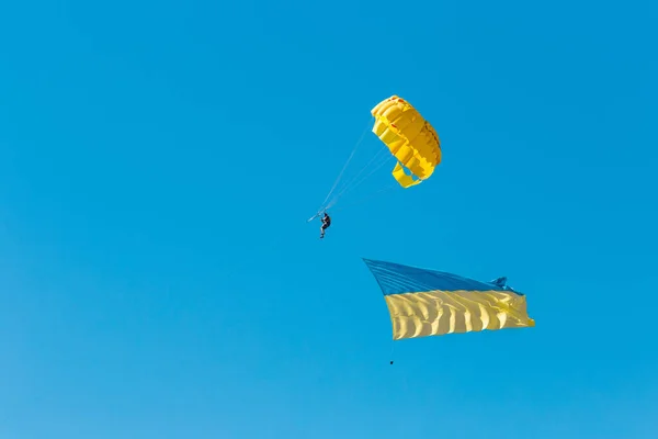 Parashutist Blue Clear Sky Flies Ukrainian National Symbol Flag Background — Stock Photo, Image