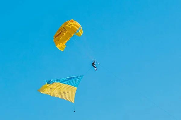 Parashutist Blue Clear Sky Flies Ukrainian National Symbol Flag Background — Stock Photo, Image