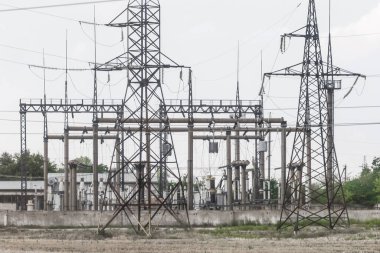 Alt istasyonda yüksek voltaj güç hattı enerjisi.