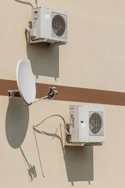 Air Conditioners Satellite Dish Wall Modern House Street Outdoor — Stock Photo, Image