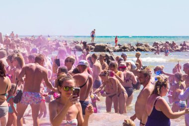 Ukrayna, Demir Liman - 24 Ağustos 2020: Deniz kıyısındaki kumsalda renkli renk bayramında büyük bir grup insan.