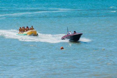 Ukrayna, Demir Liman - 24 Ağustos 2020: Sürat teknesine binen erkekler ve turistleri denizde şişirilebilir bir muz üzerinde dağıtmak.