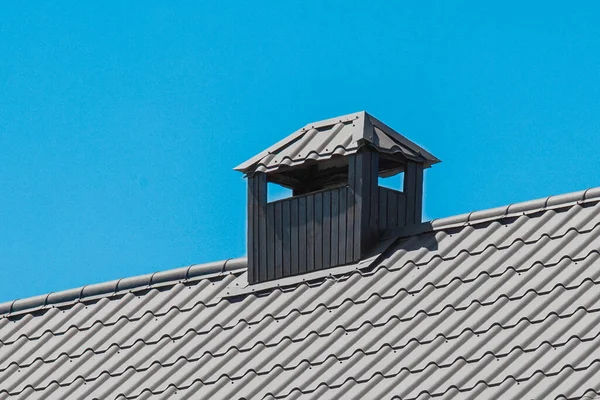 Metallkonstruktionen Des Modernen Stahldachs Der Hausarchitektur Gegen Den Blauen Himmel — Stockfoto