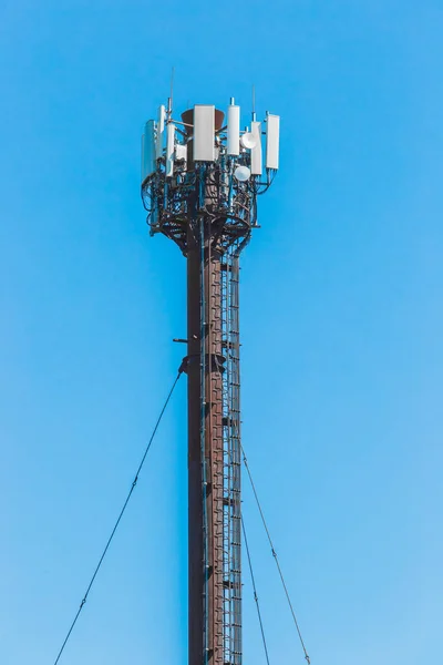 青い空を背景にアンテナ信号無線高モバイル通信ネットワーク — ストック写真