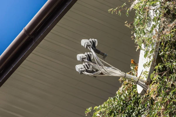 空に対する家の屋根の近くに衛星テレビ受信機信号受信機とアンテナテレビ — ストック写真