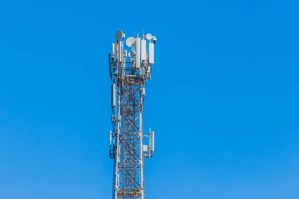 背景の青い空のモバイル通信の無線グローバルインターネットタワー — ストック写真