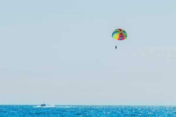 Extreme Sports Exciting Rest Tourists Fly Parashute Blue Sky Sea — Stock Photo, Image