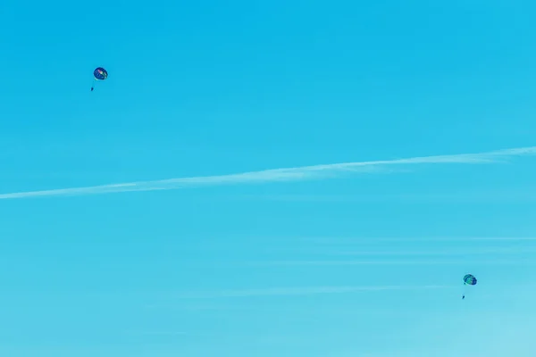 Екстремальний Спорт Захоплюючий Відпочинок Двоє Туристів Літають Фоні Блакитного Неба — стокове фото