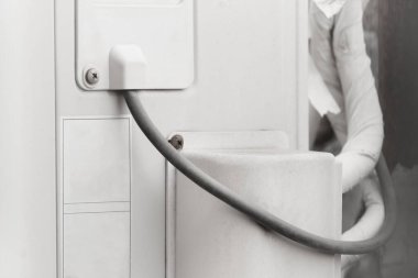 Ev klimasının kablo güç tedarik sistemi, yakın plan..