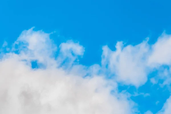 Grande Atmosfera Nuvens Brancas Contra Fundo Céu Azul — Fotografia de Stock