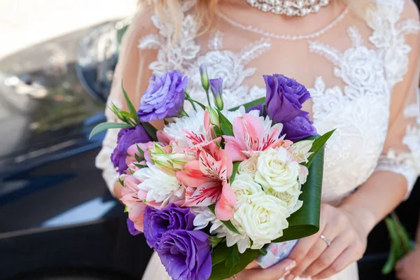 Ein großer schöner Brautstrauß Blumen — Stockfoto