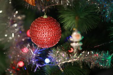 Yılbaşı oyuncakları rahat bir evi süslüyor.