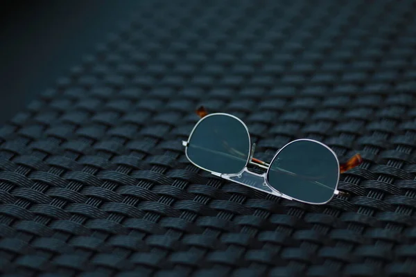 Fajne okulary przeciwsłoneczne od słynnej mody popularnej marki — Zdjęcie stockowe