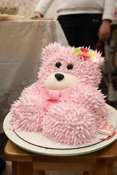 Krásný dětský dort růžový sladký lahodný medvídek — Stock fotografie