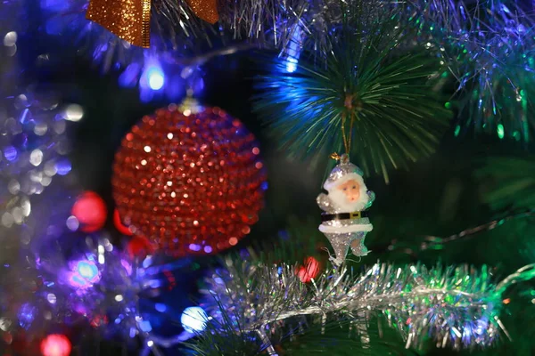Weihnachten Silvesterspielzeug schmücken ein gemütliches Zuhause — Stockfoto