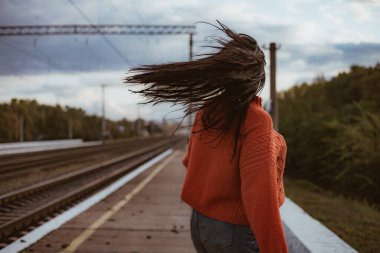 Tren yolunda duran biri.