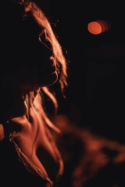 Yatakta kameraya poz veren güzel çıplak bir genç kız.