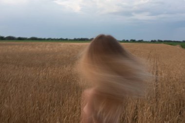 Çimlerle kaplı bir arazinin tepesinde duran bir insan.
