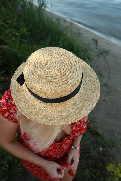 Mädchen mit großem Strohhut auf einem Spaziergang am Fluss — Stockfoto