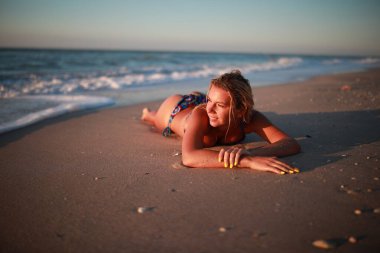 Bronz tenli seksi vücutlu çekici bir kadının yaz portresi..